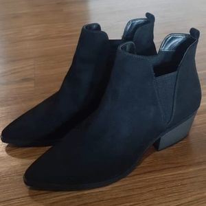 Universal thread black boots